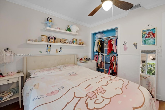 bedroom featuring ceiling fan, ornamental molding, and a closet