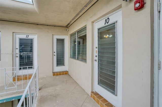 2072 NE 169th St Unit 10, North Miami Beach, FL 33162 - entrance to property with stucco siding