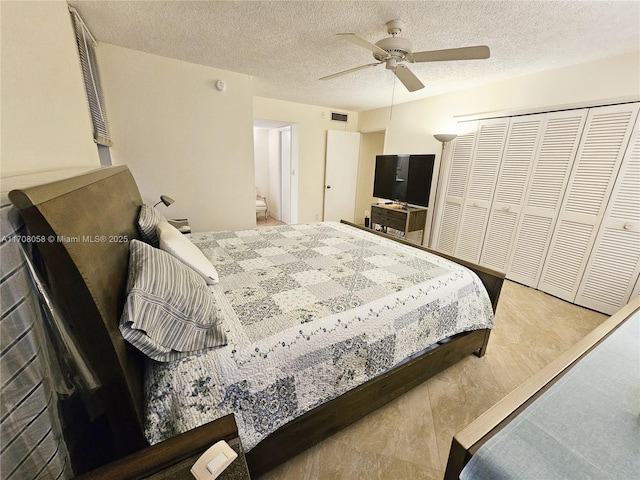 bedroom with ceiling fan, a textured ceiling, and a closet