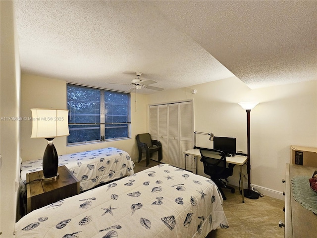 bedroom featuring a textured ceiling, ceiling fan, and a closet