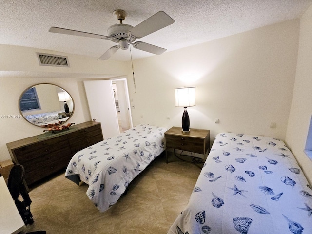 bedroom featuring ceiling fan and a textured ceiling