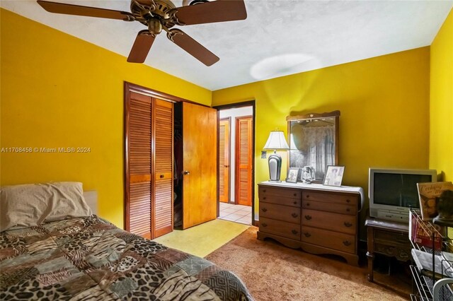 bedroom with light carpet and ceiling fan