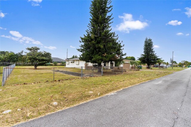 view of front of house featuring a front yard