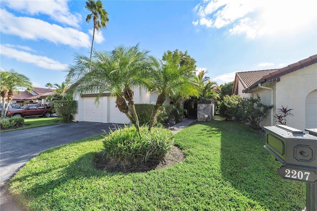 view of front of house featuring a front lawn