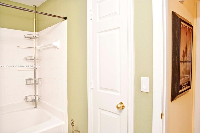 bathroom featuring tiled shower / bath