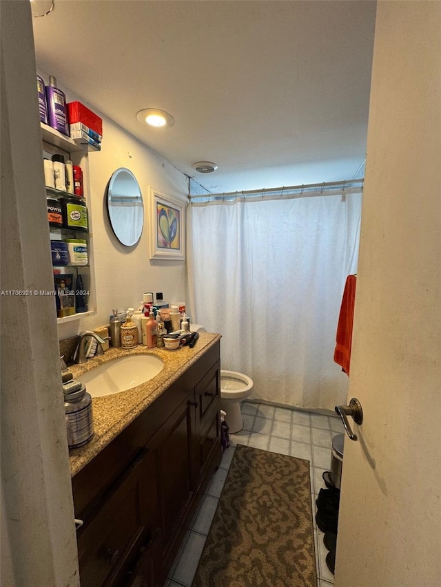 bathroom with a shower with curtain, vanity, and toilet