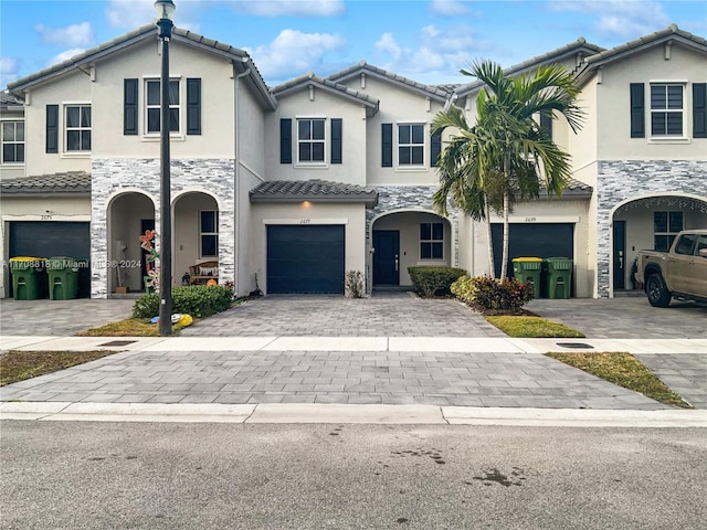 view of front facade featuring a garage