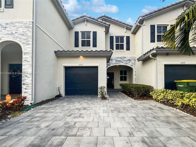 view of front facade featuring a garage