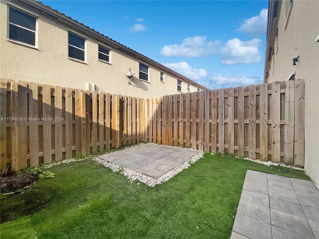 view of yard featuring a patio