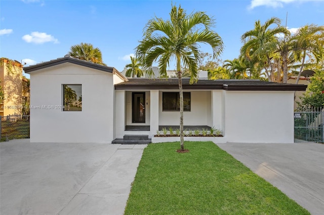 single story home with a front lawn