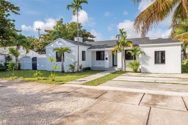 view of front of home featuring a front yard