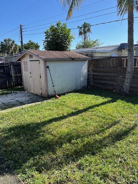 view of yard with a storage unit