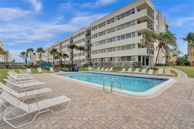 view of swimming pool featuring a lawn