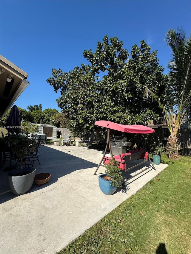 view of yard with a patio area