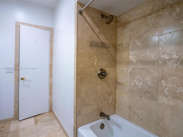 bathroom with tiled shower / bath combo