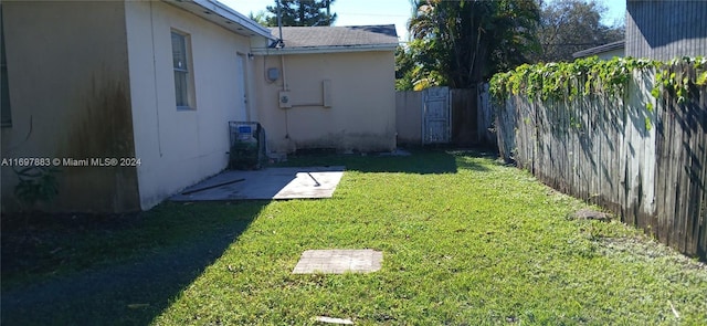 view of yard featuring a patio area