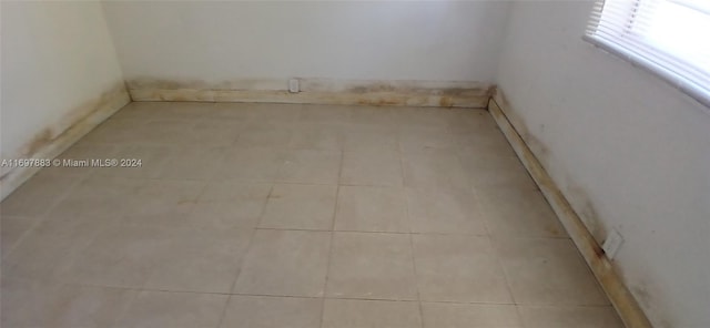 unfurnished room with light tile patterned floors