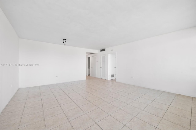 unfurnished room featuring light tile patterned flooring