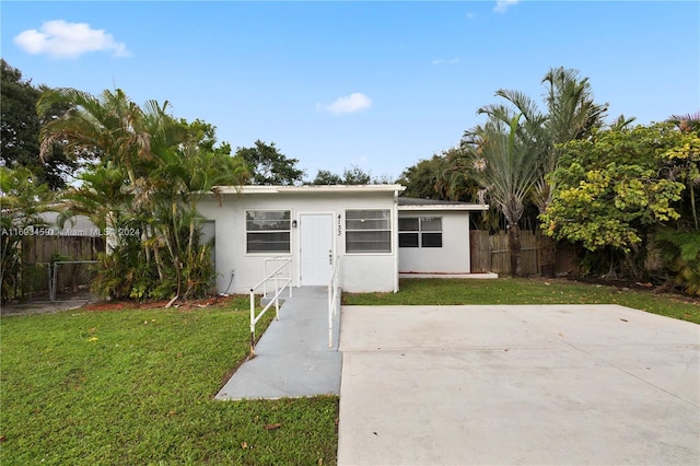 view of front facade with a front lawn