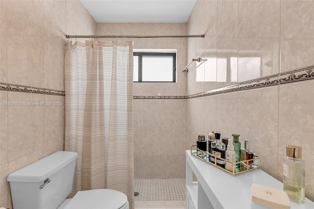 bathroom featuring tile patterned floors, a shower with curtain, tile walls, and toilet