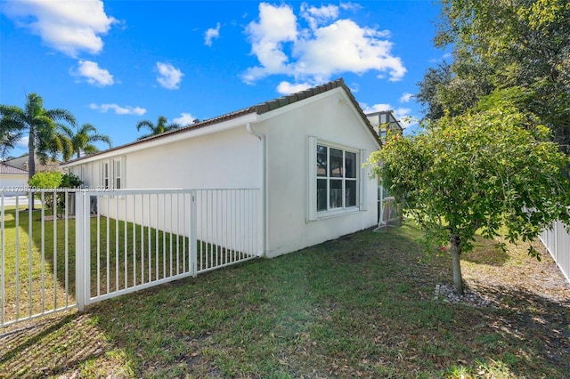 view of side of property featuring a yard