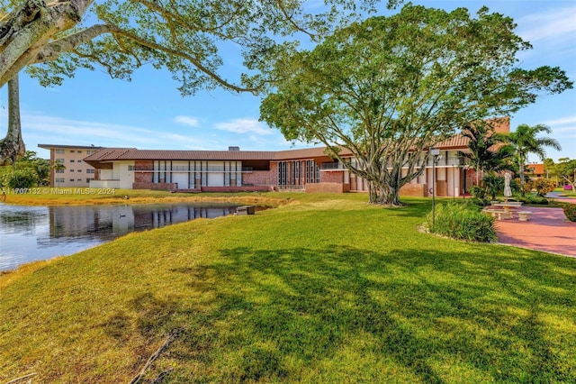 view of yard featuring a water view