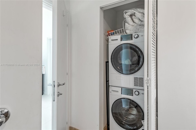 300 S Biscayne Blvd Unit T-2309, Miami, FL 33131 - washroom featuring stacked washer / dryer