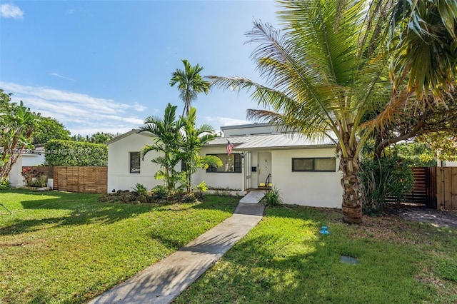 view of front of property featuring a front yard