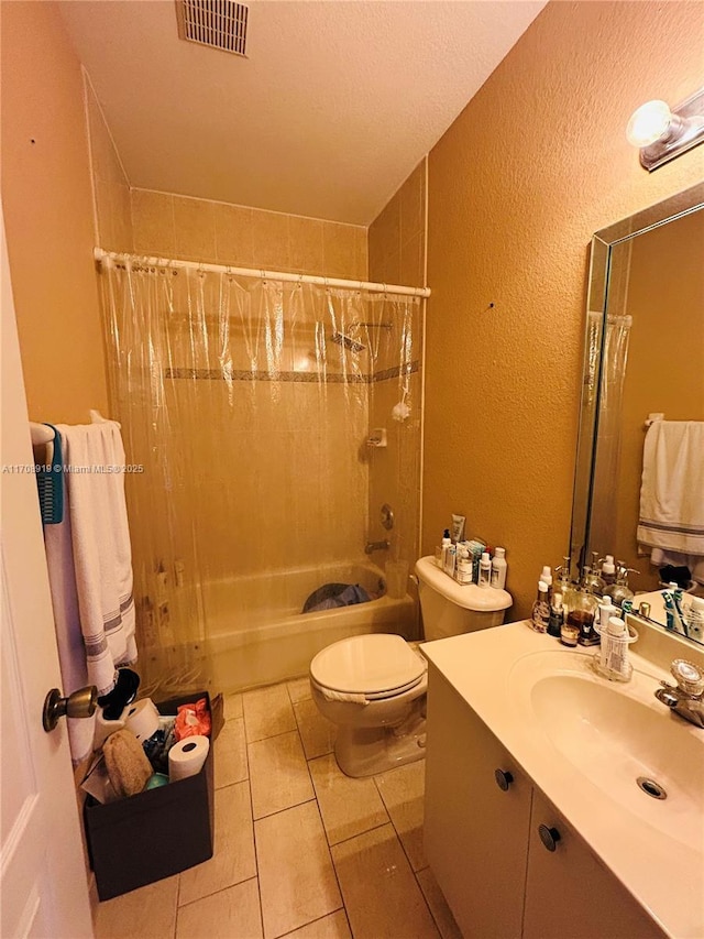 full bath featuring visible vents, shower / tub combo with curtain, toilet, vanity, and a textured wall