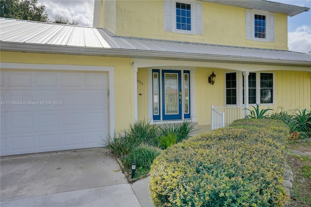 view of front facade featuring a garage