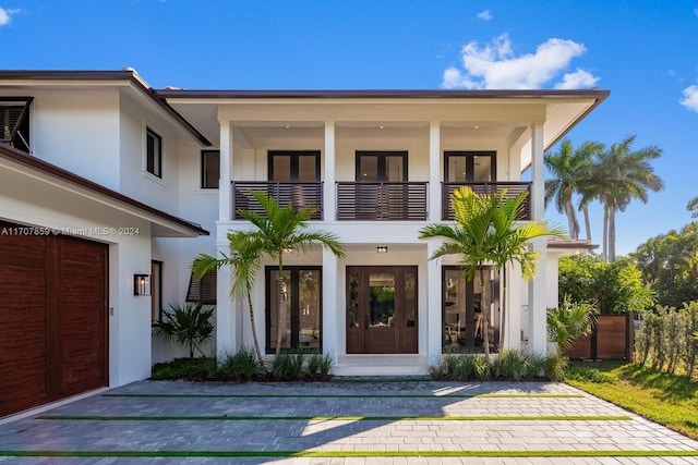 view of front of property featuring a balcony