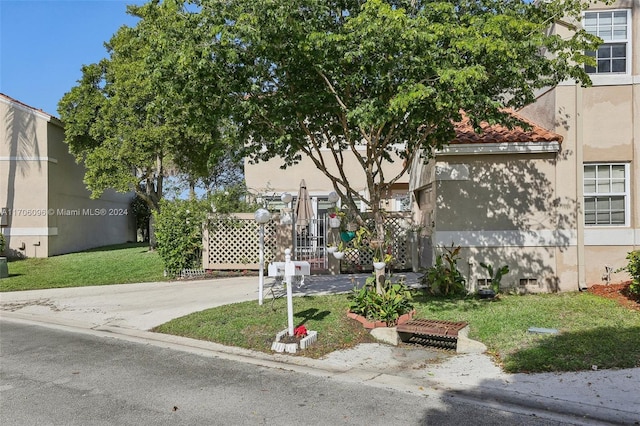 view of front facade with a front yard