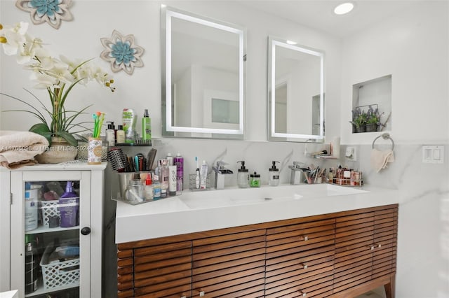 bar featuring sink and tasteful backsplash