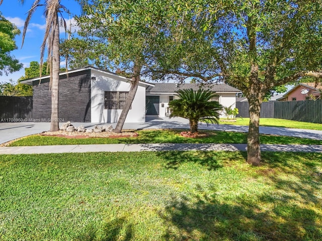 view of front of house featuring a front yard