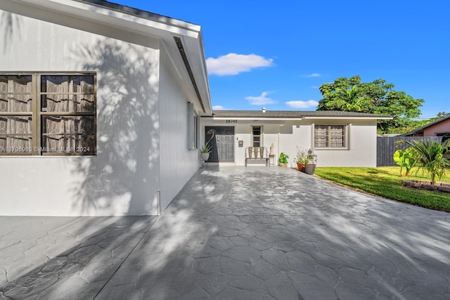 view of front of home featuring a front yard