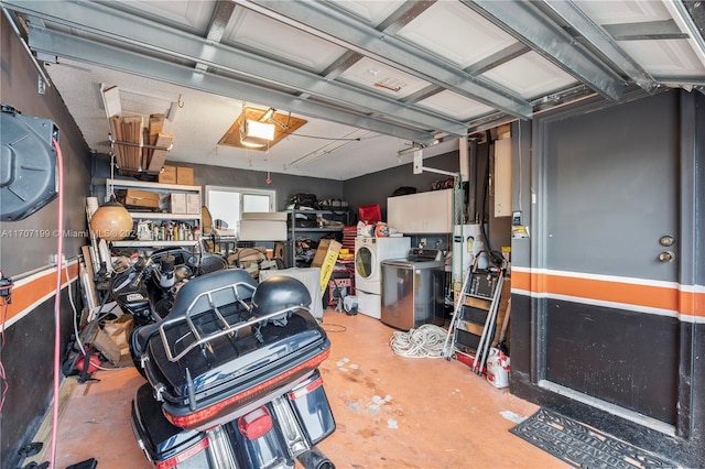 garage with washing machine and clothes dryer