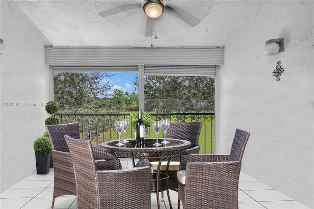 sunroom with ceiling fan