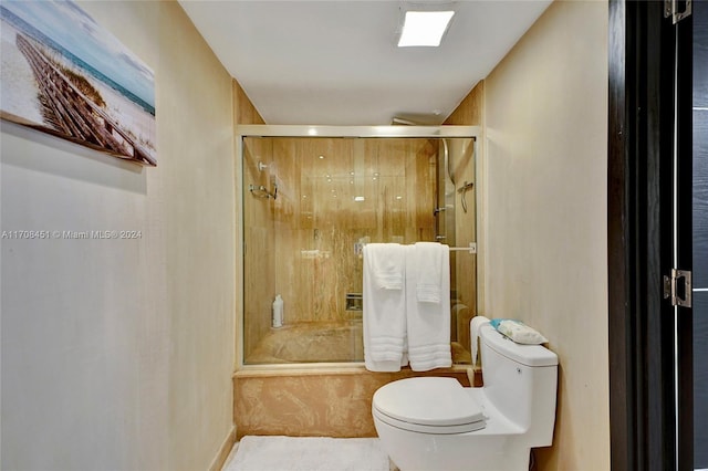 bathroom with toilet and enclosed tub / shower combo