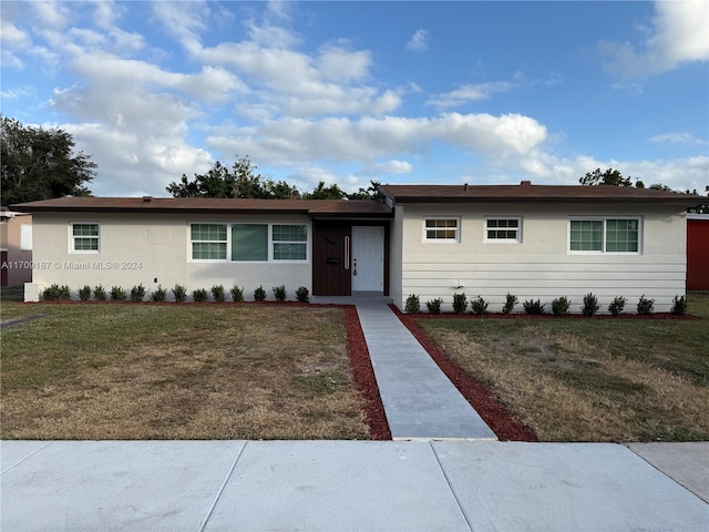 single story home featuring a front yard