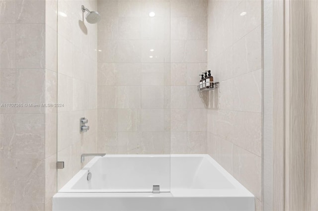 bathroom with tiled shower / bath combo