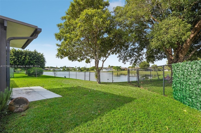 view of yard featuring a water view