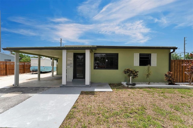 manufactured / mobile home with a front yard and a carport