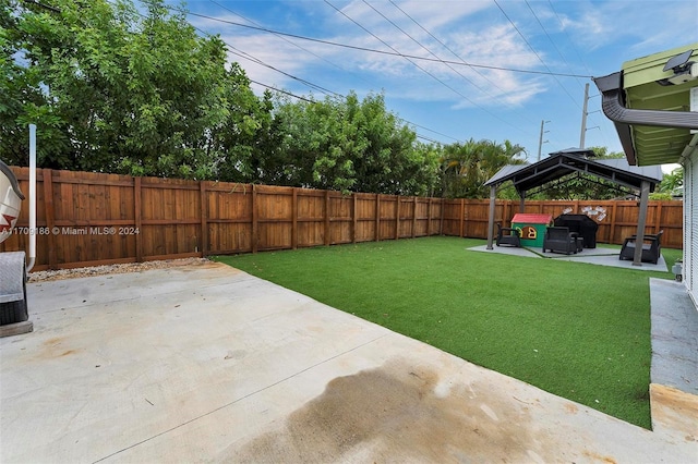 view of yard featuring a patio area