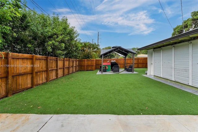 view of yard featuring a patio area