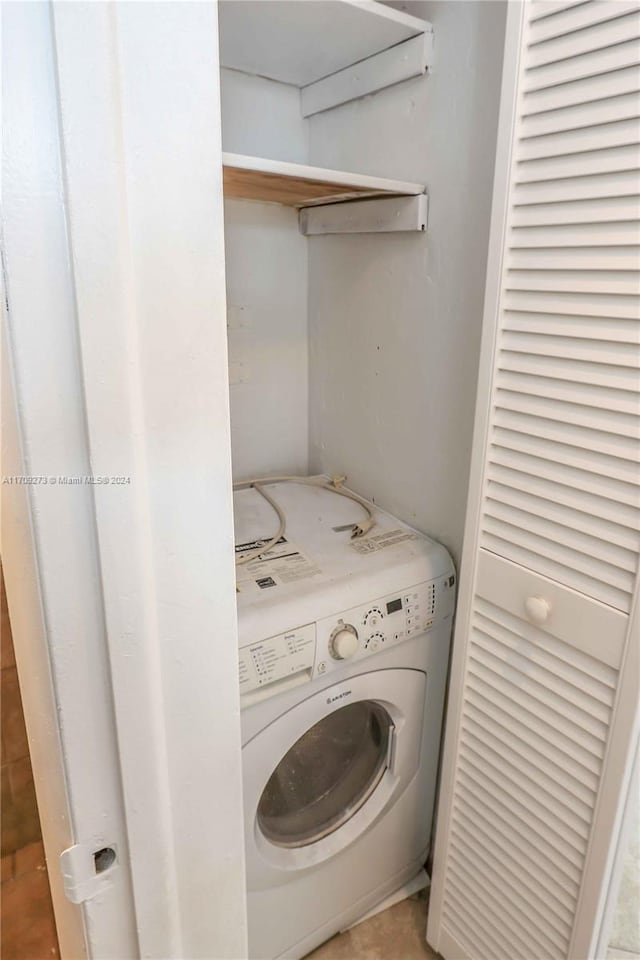 laundry area featuring washer / dryer