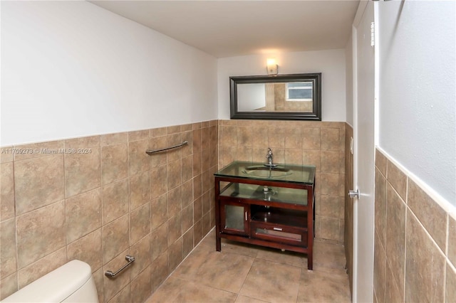 7410 SW 82nd St Unit K405, Miami, FL 33143 - half bathroom featuring tile walls, a wainscoted wall, vanity, and tile patterned floors