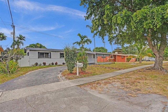 ranch-style house featuring a front lawn