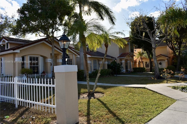 view of front of property featuring a front yard