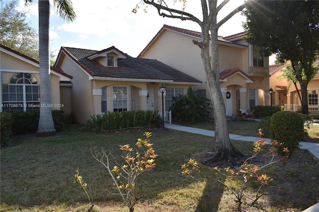 view of front of home with a front lawn