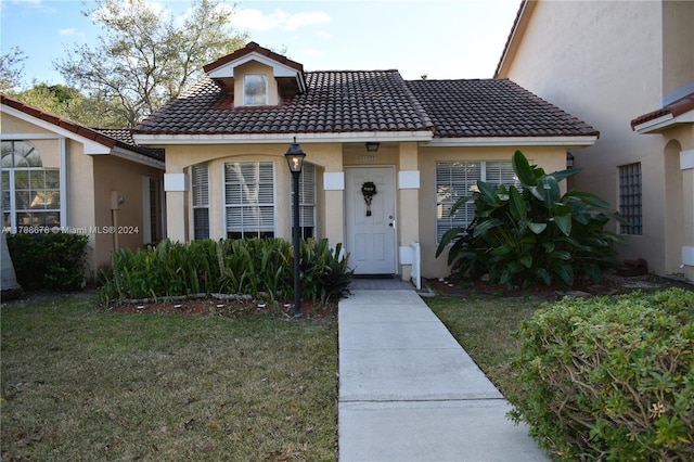 view of front of property featuring a front lawn